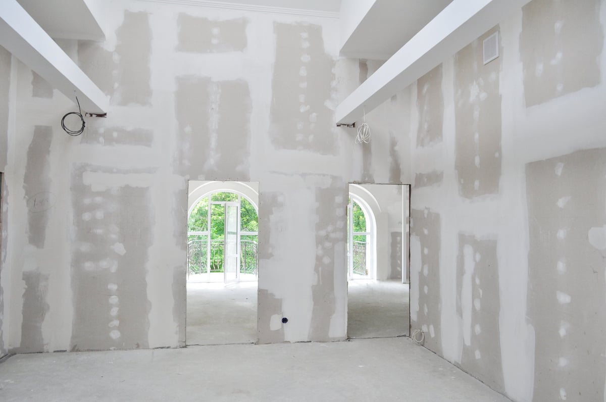 Innenausbau eines Neubaus mit neuen Trockenbauwänden und Baumaterial